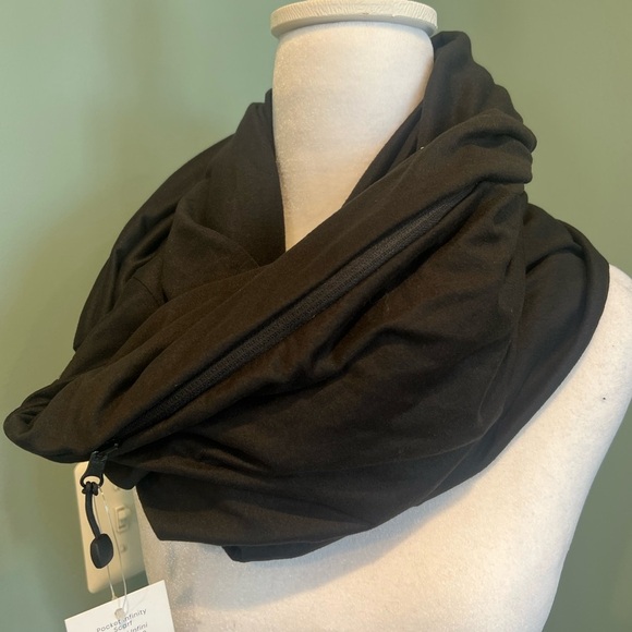 NWT Beyond Yoga Women’s Hidden Pocket Infinity Scarf - Picture 2 of 5